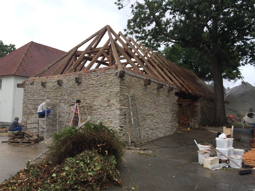 Stodola Herink - Rekonstrukce pivnice - oprava střechy, odhalení původních zdí